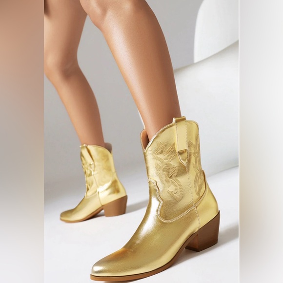 Shoes - NWOT Gold Metallic Western Cowgirl Boots